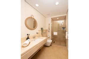 Secluded & Bespoke 1 BDR Apt with Pool View & Beach access