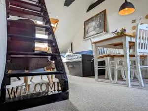 Cozy Haven - Bright small rooms, easy public transport - Store Magleby