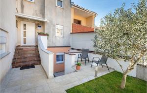 Cozy Apartment In Stinjan With Kitchen