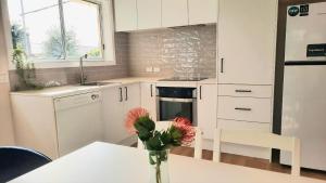 Tidal Pool Retreat - Central Kingscote - 50m to beach