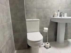 1bed central Gloucester-contractors welcome