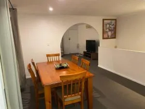 FAMILY 3-bedroom Everton Hills Apartment - Albany Creek