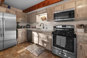 Hillcrest HappyNest - Hot tub, fire pit, gas grill