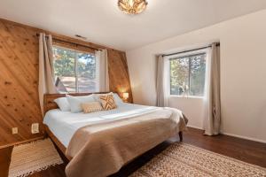 Hillcrest HappyNest - Hot tub, fire pit, gas grill