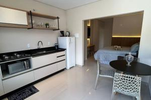 Apartamento nº 3, Moderno, a 300m do Beto Carrero, a 600m da Praia, cozinha completa, mobiliado com 1 quarto e estacionamento privativo