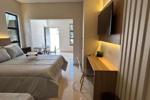 Apartamento nº 3, Moderno, a 300m do Beto Carrero, a 600m da Praia, cozinha completa, mobiliado com 1 quarto e estacionamento privativo