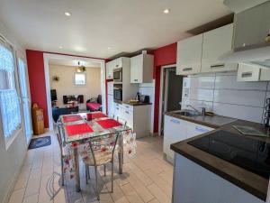 Chalet familial avec grand jardin et équipements pour enfants, à 500m du centre de Ban-sur-Meurthe - FR-1-589-33