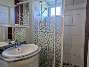 Maisons de vacances Chalet familial avec grand jardin et equipements pour enfants, a 500m du centre de Ban-sur-Meurthe - FR-1-589-33 : photos des chambres