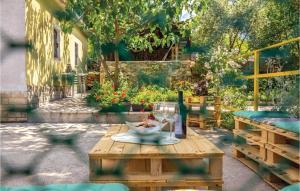 2 Bedroom Cozy Apartment In Smrika