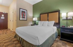 Queen Studio - Non-Smoking room in Extended Stay America Suites - Chicago - Skokie