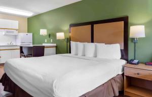 Deluxe Studio with 1 King Bed - Non-Smoking room in Extended Stay America Suites - Seattle - Southcenter
