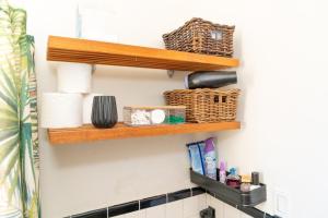 Room in cozy house close to Lawrence Ave, WiFi, parking