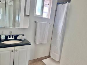 PB 1BR BOHO with Parking, AC, and Large Patio
