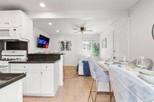 PB 1BR BOHO with Parking, AC, and Large Patio