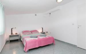 Nice Apartment In Stinjan With Kitchen