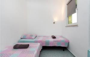 Nice Apartment In Stinjan With Kitchen