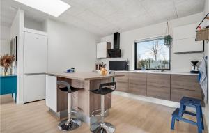 4 Bedroom Gorgeous Home In Fur