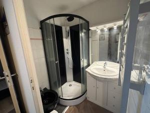 Appartements Appartement calme 3 pieces avec balcon et parking aux Angles - FR-1-593-118 : photos des chambres