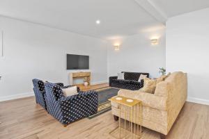 Heights of Luxury - Elite Contemporary Entertainer