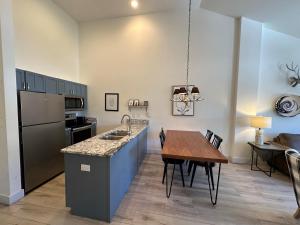 Full Renovated 1BR -Walk to Gondola & Kids Ski Free condo