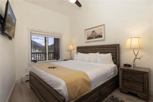 Full Renovated 1BR -Walk to Gondola & Kids Ski Free condo