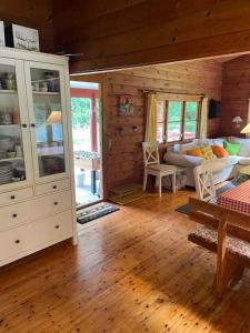 Charming, Older Cottage In Nature