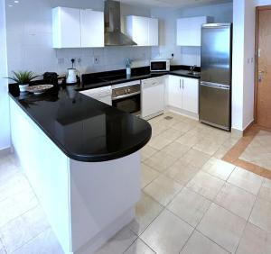 Marina view with Pool, Gym, Tennis Court, 5 mins to Beach