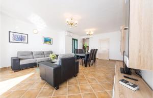 Three-Bedroom Apartment In Privlaka