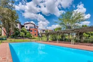 Cosy Apartment in Secure Golf Estate, Roodepoort, Johannesburg - Honeydew