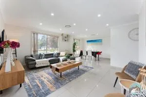 Comfortable 4-Bed House in Fairfield with Parking - Merrylands