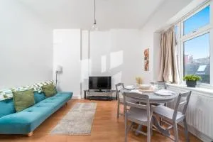 The Tooting Bec Hideaway - Prime Location - London