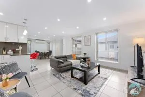 Spacious 3 Beds House with Parking in Fairfield - Merrylands