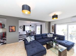 Exquisite Spacious Villa Bufaline with Pool and Gym 