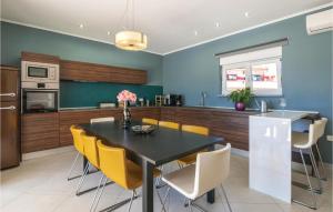 Stunning Home In Valbandon 