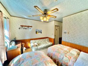 Echoland Madarao エコーランド斑尾en-suite rooms & a free 3-minute shuttle to the ski resort