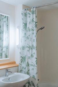 Hotels Kyriad Cannes - Mandelieu : photos des chambres