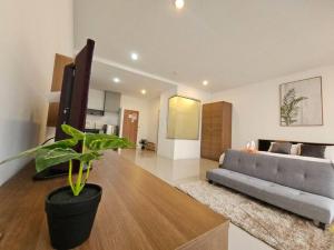 Chic condominium karon beach