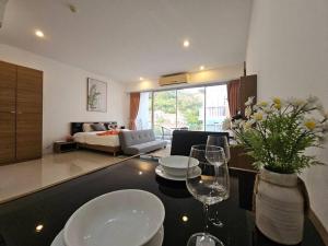 Chic condominium karon beach