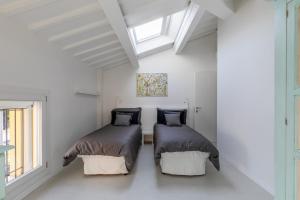 The White House - business and charme