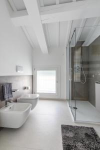 The White House - business and charme