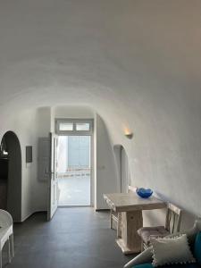 Nostos Central Cave House with jacuzzi