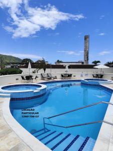 Apto com ar-cond e piscina a 100m mar praia da Enseada