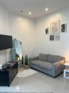 Cozy Studio with City View & Pool Access in Makati