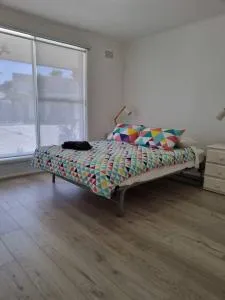 Cosy & Modern Unit 500m from Beach - City