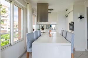 Modern Beachfront family apartment with pool