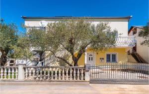Beautiful Apartment In Karin Gornji