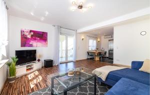 Beautiful Apartment In Karin Gornji