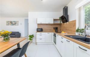 Lovely Home In Valbandon With Wifi