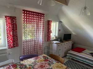 Alte Kate mit Bau-& Zirkuswagen im Gartenidyll in Putbus OT Kasnevitz