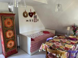 Alte Kate mit Bau-& Zirkuswagen im Gartenidyll in Putbus OT Kasnevitz